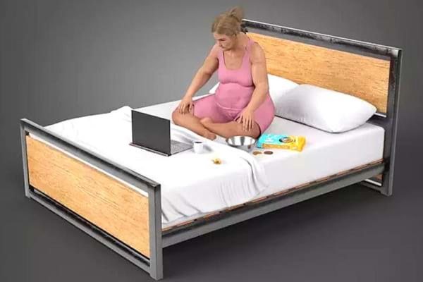 Une femme en télétravail qui est sur le lit en train de manger