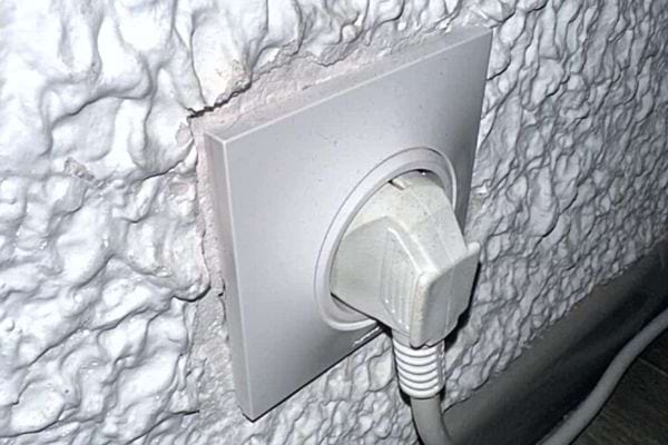 Une prise de terre avec son branchement à l'intérieur 