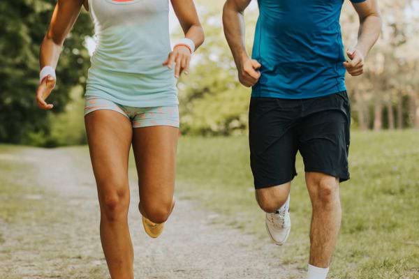 Les frottements de vêtements de sport provoquent l'apparition des furoncles.