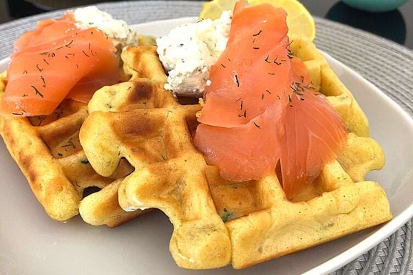 Deux gaufres salées au saumon dans une assiette