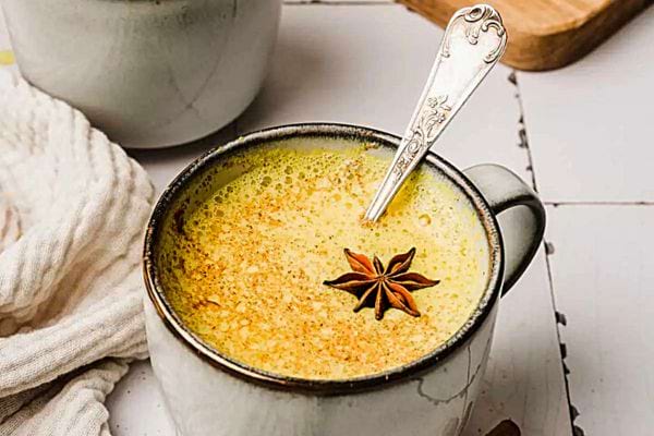Un Golden milk avec de la vanille à l'intérieur dans une tasse