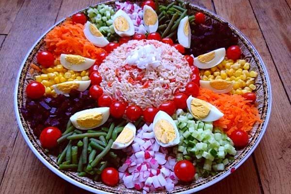 Une grande assiette de salade marocaine