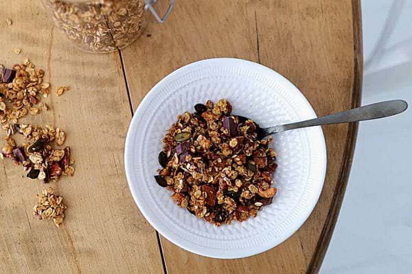 Un Granola dans un bol blanc creux