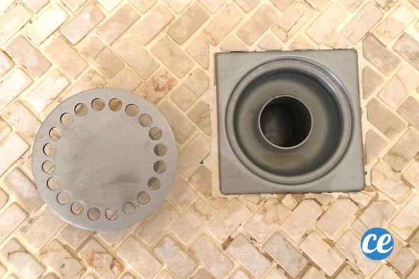 La grille d'une douche enlevée