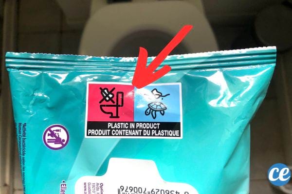 Un paquet de lingette qui nous interdit de les jeter à l'intérieur des toilettes 