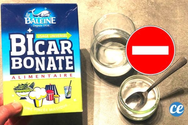 Une personne tenant un carton de bicarbonate de soude avec un verre d'eau et un petit récipient en verre de bicarbonate