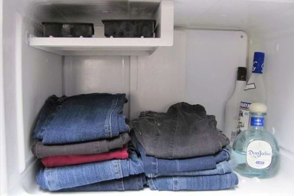 Des jeans dans un congélateur pour éliminer les mauvaises odeurs.