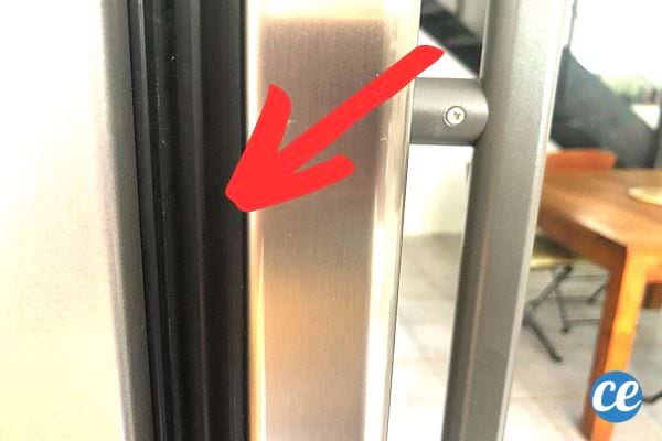 Eine schwarze Kühlschranktürdichtung