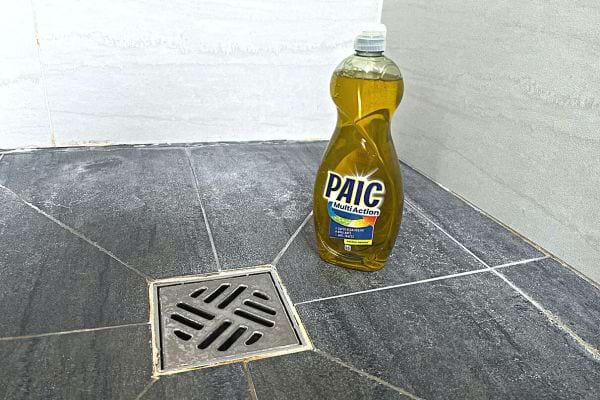 Du liquide vaisselle jaune dans une douche