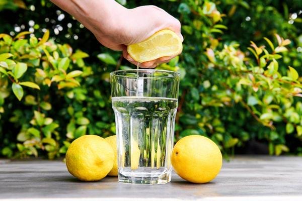 Du jus de citron dans de l’eau pour éliminer les odeurs des vêtements.