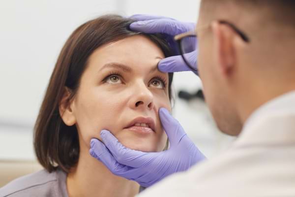 Un ophtalmologue qui contrôle les yeux pour les corps flottants.