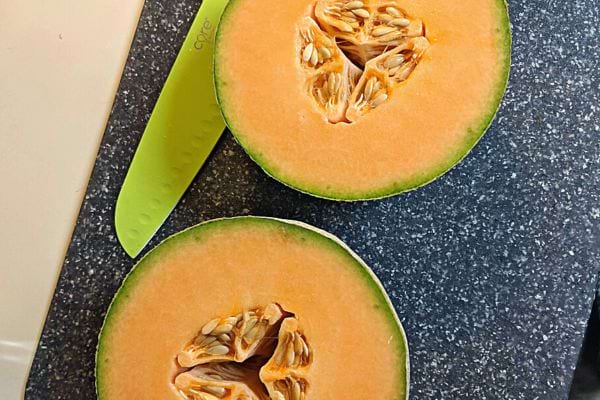 Un melon coupé en deux 
