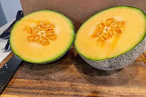La partie haute d'un melon découpé 