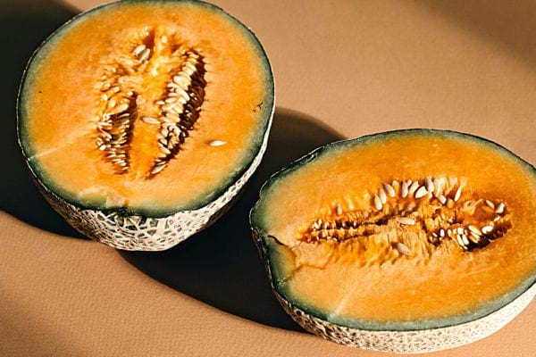 Un melon coupé en deux avec pleins de pépins 