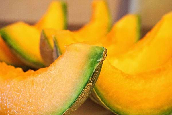 Plusieurs quartiers de melon découpés 