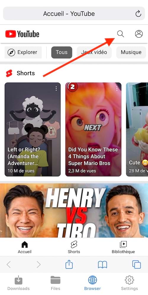 Une flèche rouge dans le menu Youtube dirigeant vers la loupe de recherche 