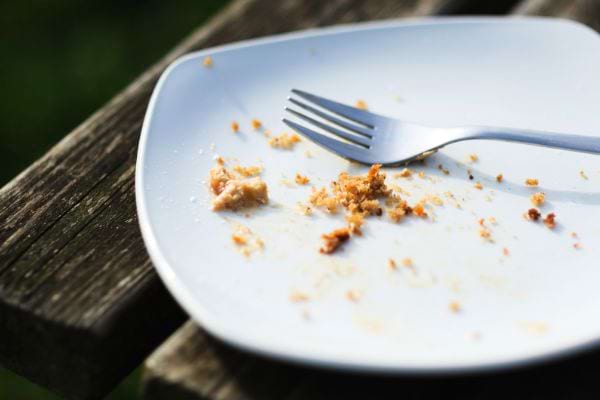 Manger ses repas à table pour éviter de faire des miettes et attirer les souris.