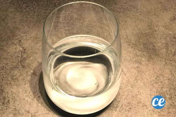 Un verre d'eau pas entièrement remplie