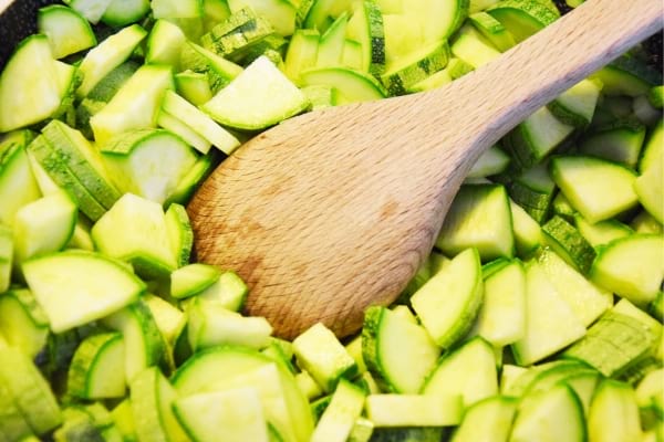 Des morceaux de courgette crue qui ne sont pas toxiques et que l'on peut manger