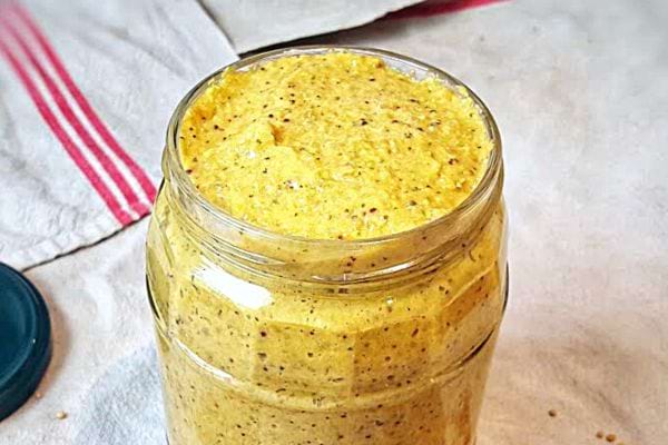 De la moutarde dans un bocal en verre 