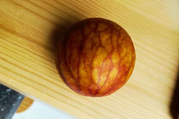 Noyau d'avocat transformé en balle de massage