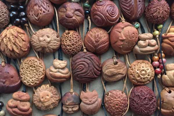 Plusieurs objets décoratifs sculptés