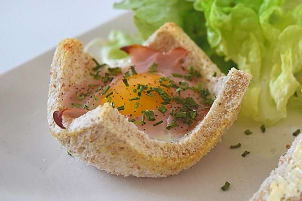 Un Œufs tulipes avec de la salade