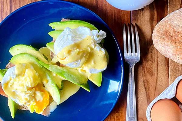 Des oeufs Bénédicte dans une assiette bleue