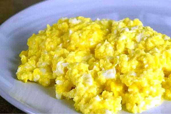 Une assiette blanche d'Œufs brouillés