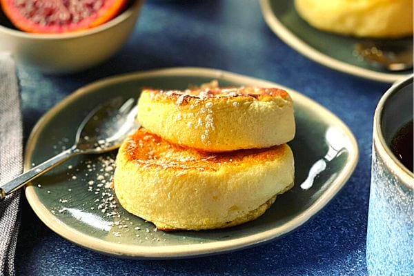 Deux pancakes fluffy dans une petite assiette