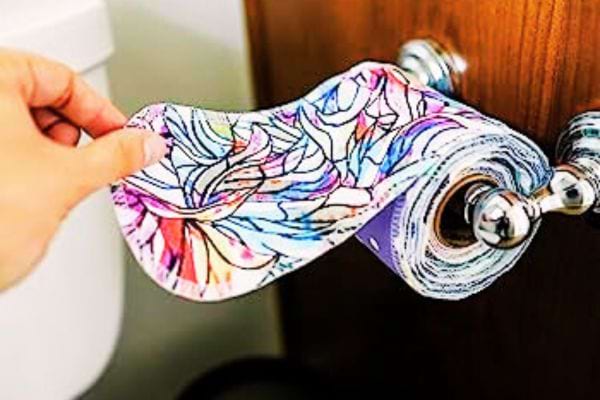 Une personne tenant un bout de papier toilette lavable