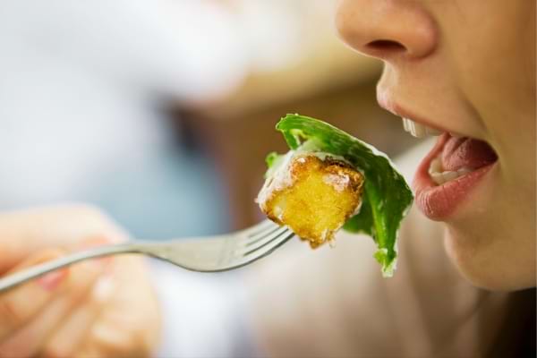 Une personne qui déguste un plat en faisant du bruit