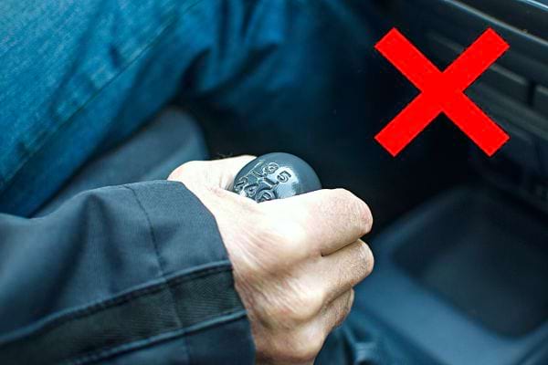 Eine Person, die ein Schaltgetriebe in der Hand hält