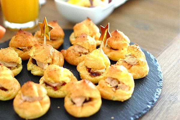 Plusieurs chouquettes au foie gras