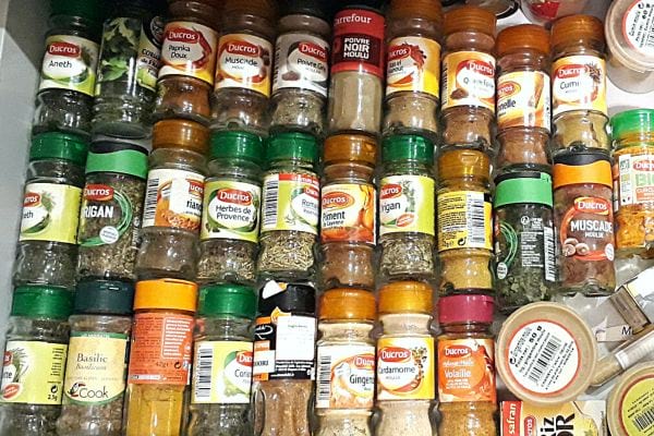 Plusieurs épices dans un tiroir 