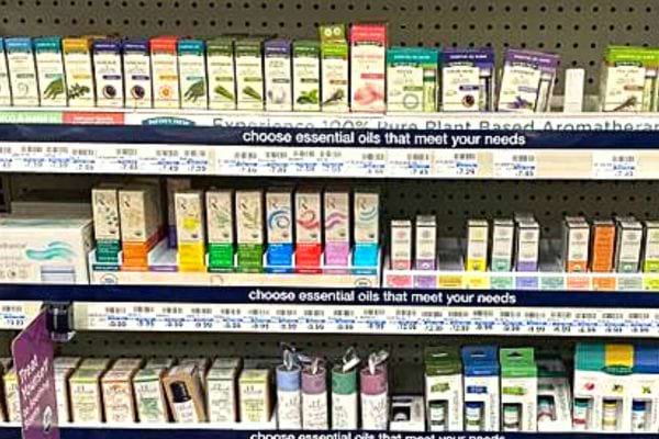 Plusieurs huiles essentielles alimentaires dans un rayon 