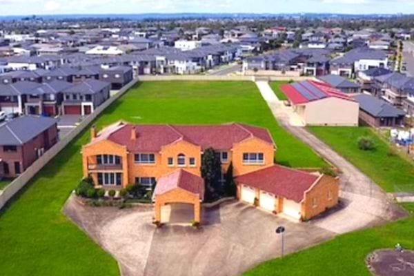 Plusieurs maisons autour d'une maison rouge