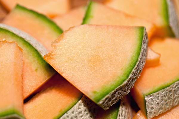 Un melon découpé en plusieurs petits morceaux 