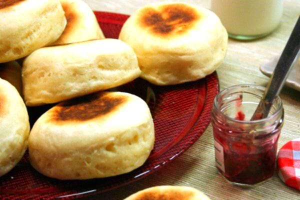 Une assiette rouge remplie de Muffin anglais avec de la confiture