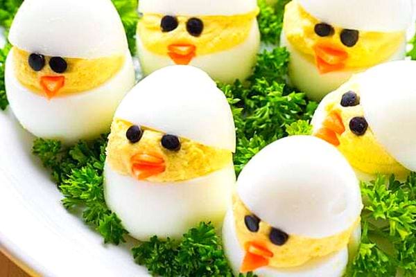 Plusieurs Œufs durs en forme de poussin