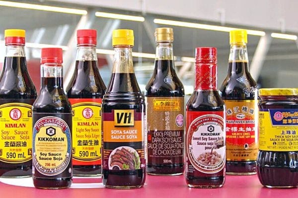 Plusieurs bouteilles de sauce soja 