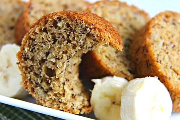 Plusieurs tranches de banana bread avec des morceaux de banane