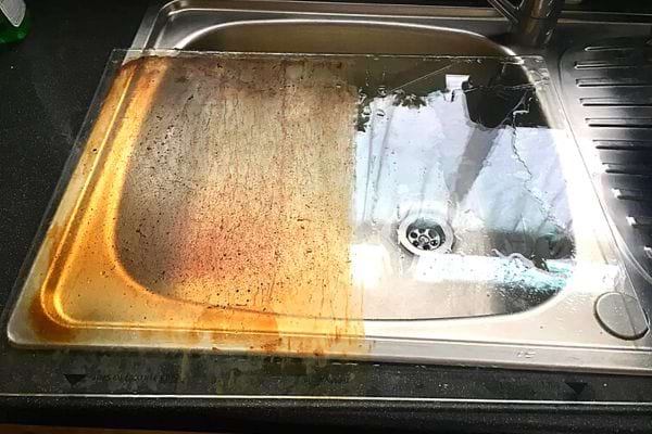 La vitre d'un four à moitié propre à moitié sale 