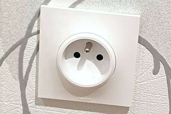 Une prise de terre posée sur une table 