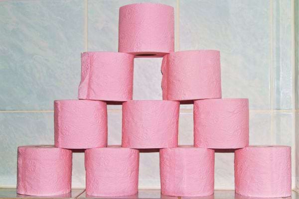Une pyramide de plusieurs rouleaux de papier toilette rose