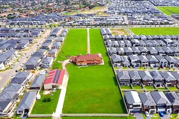 Plusieurs maisons autour d'une seule qui est de couleur rouge
