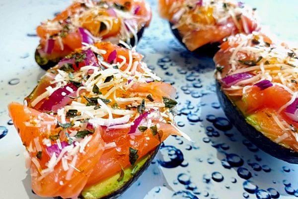 Quatre Œuf cocotte dans un avocat