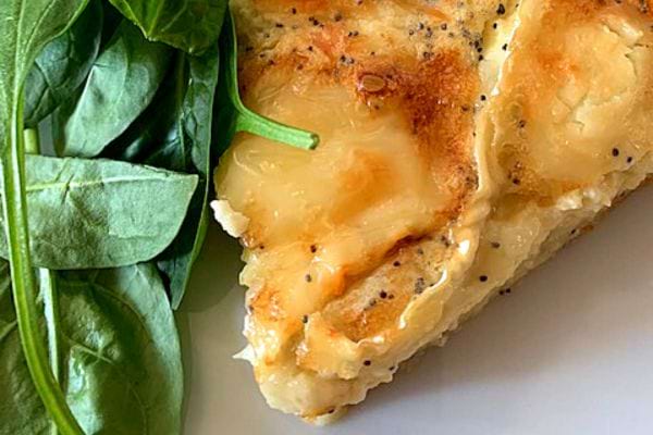 Une Quiche chèvre miel sans pâte avec de la salade