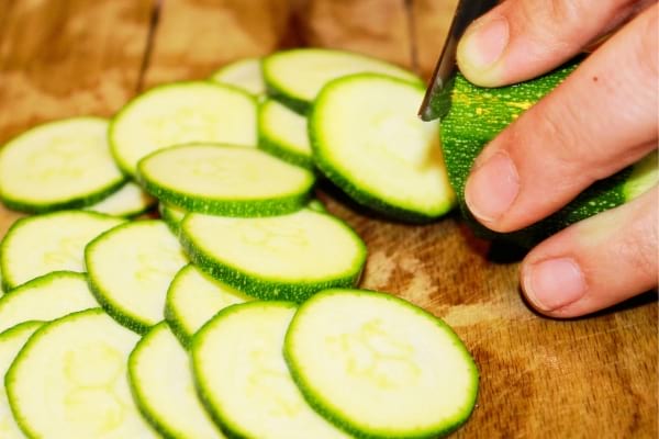 Des rondelles de courgette crues coupées qui ne sont pas toxiques