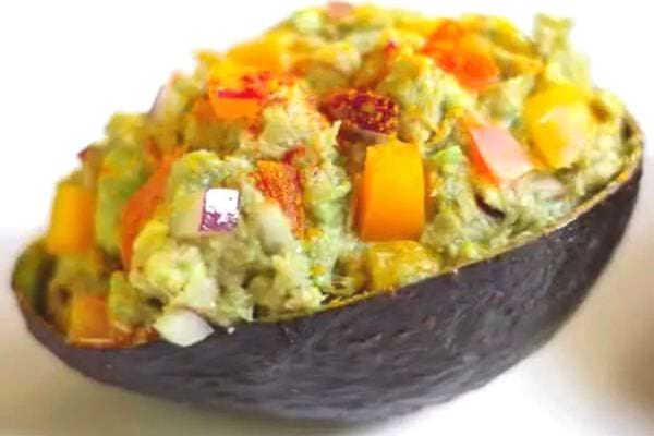 Une salade d'avocat au thon et citron vert